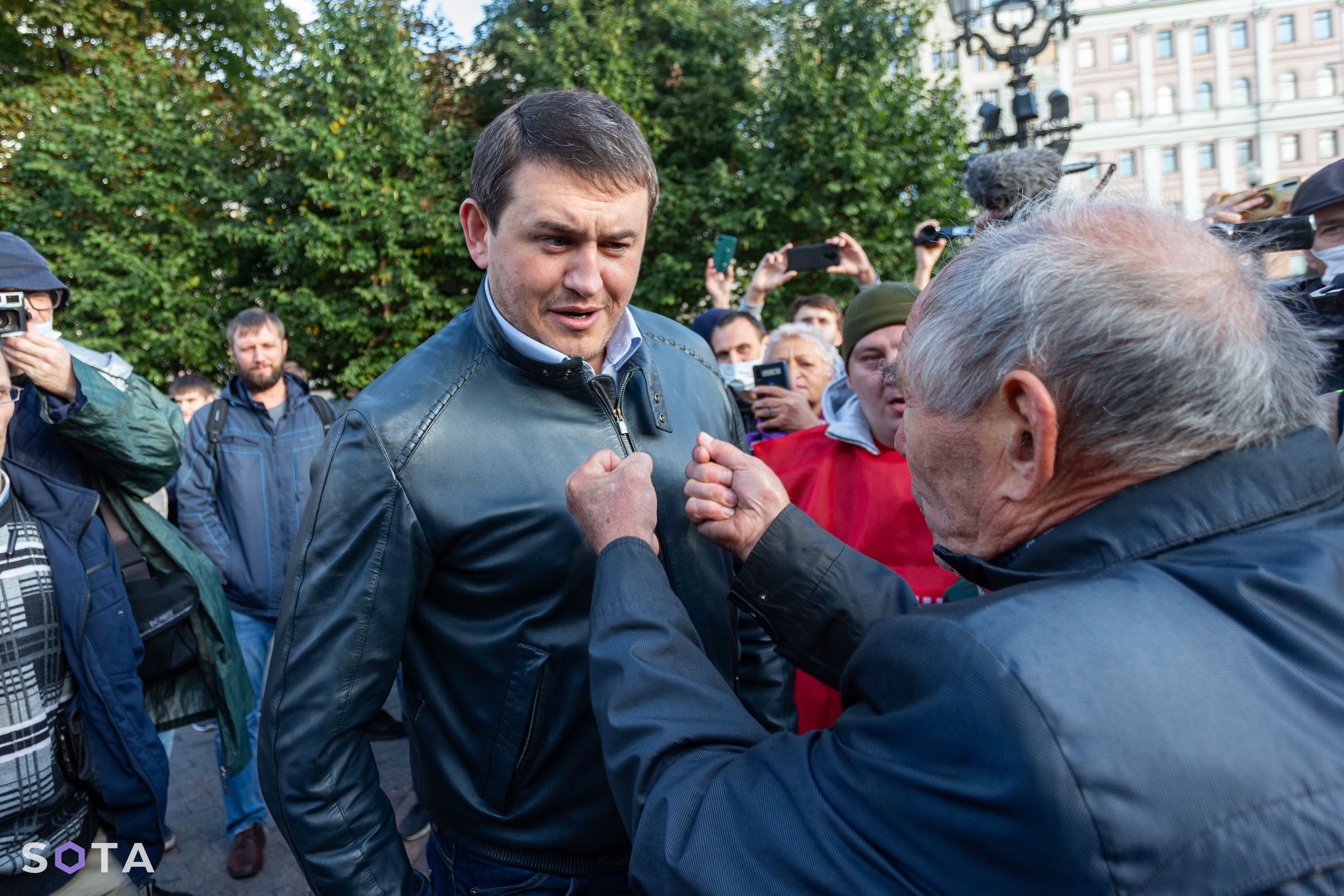 Виталий Бородин на предвыборном митинге Валерия Рашкина провоцирует участников на конфликт.
Руслан Терехов / SOTA  