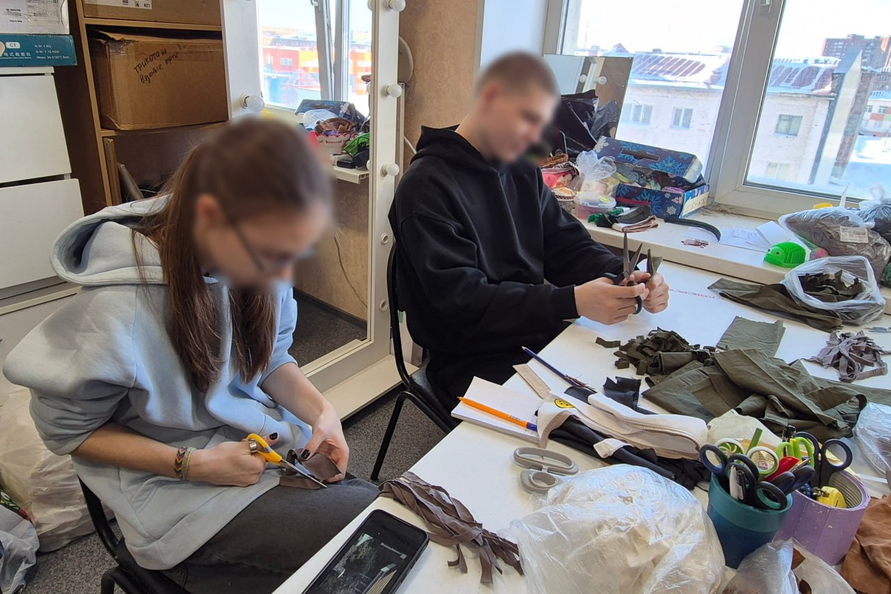 Обложка статьи Осужденных детей привлекли к плетению маскировочных сетей в Норильске