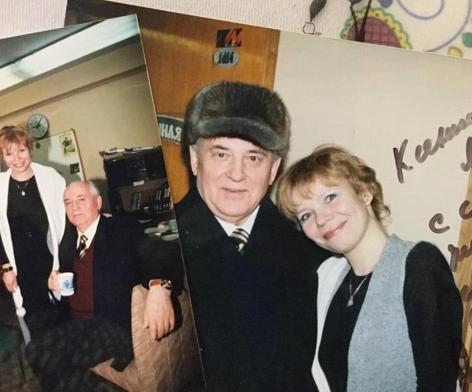 Горбачев Михаил и&nbsp;Ксения Ларина.&nbsp;
«Горбачёв изменил мою страну и мою жизнь.Он открыл нам мир и открыл нас миру,остановил холодную войну,вернул из небытия наших великих соотечественников,он дал нам свободу говорить, мыслить и творить, открыл подлинную историю страны и вернул достоинство нации.»
Фото: соцсети