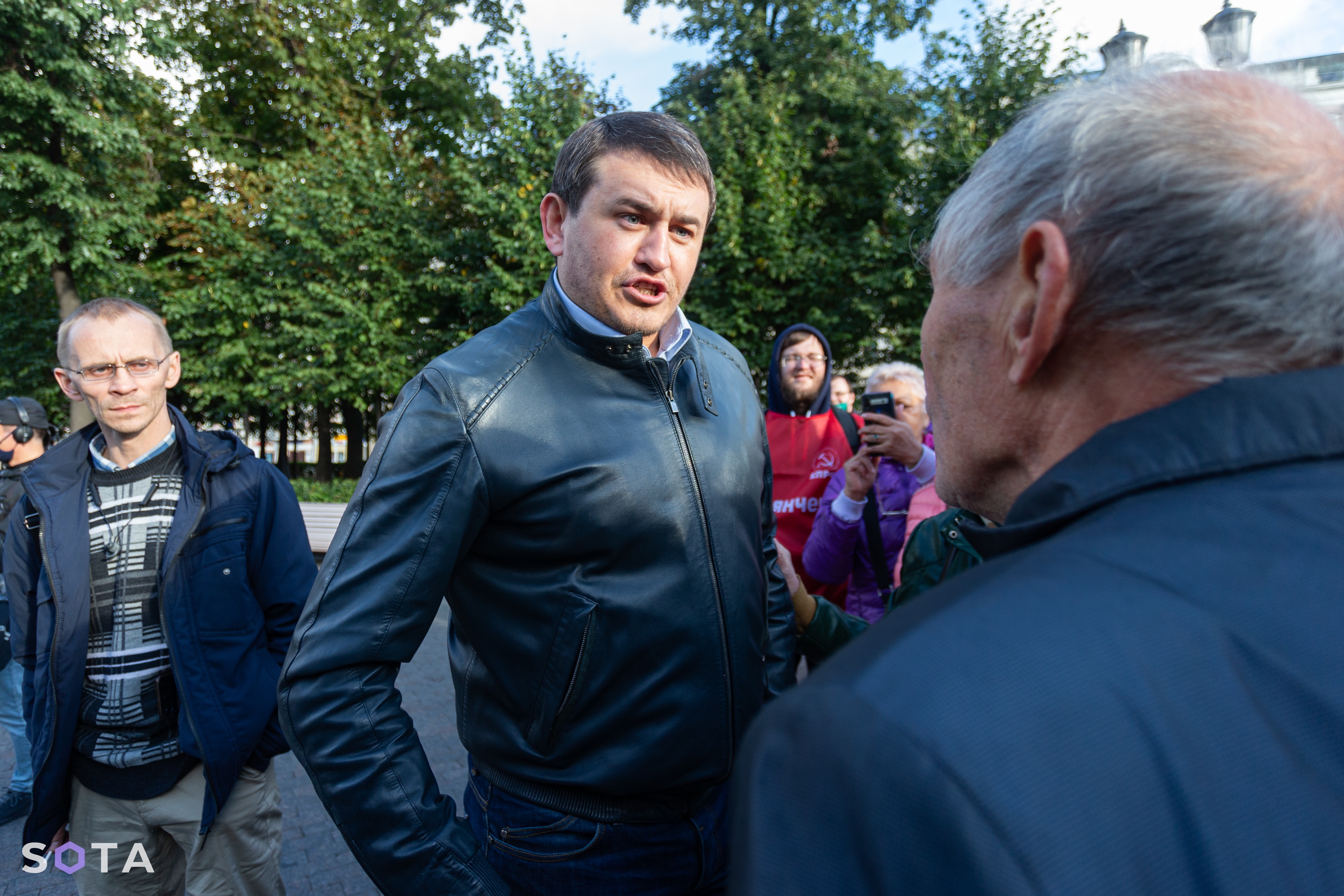 Виталий Бородин на предвыборном митинге Валерия Рашкина провоцирует участников на конфликт.
Руслан Терехов / SOTA