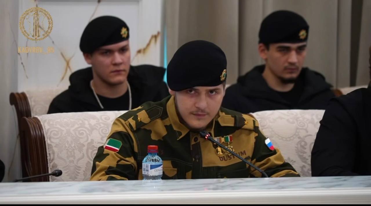 Обложка статьи Адам Кадыров появился на совещании в погонах майора. Пресс-служба главы Чечни отрицает новое звание