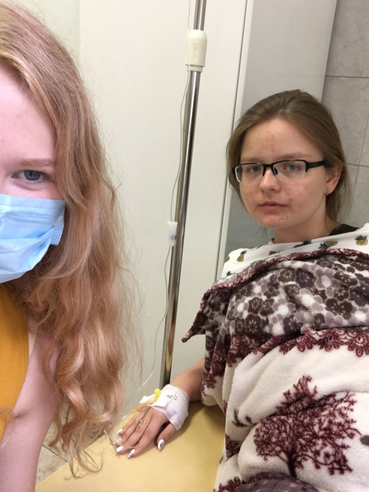 Полина (справа) в 2019 году в детской краевой больнице, личный архив