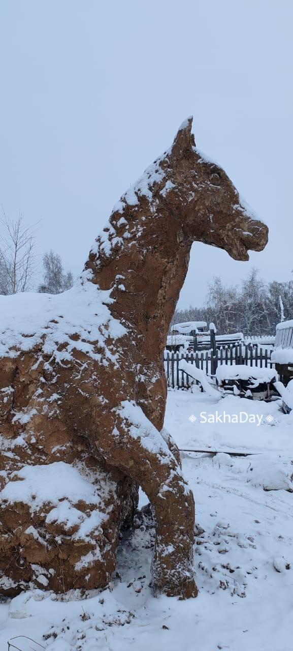 Обложка статьи В Якутии снова слепили символ года из навоза