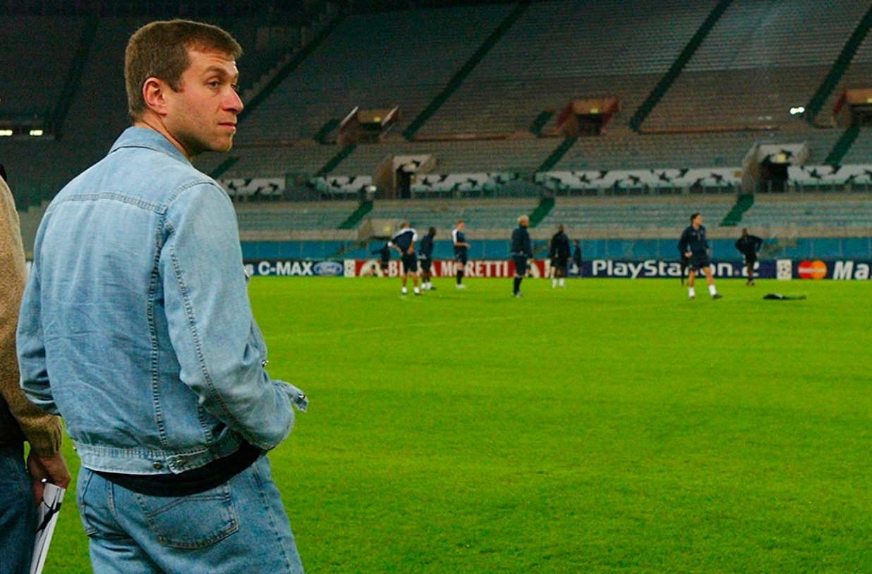 Роман Абрамович во время тренировки футбольного клуба «Челси», 2003 год
Фото: Бэн Рэдфорд / Getty Images
