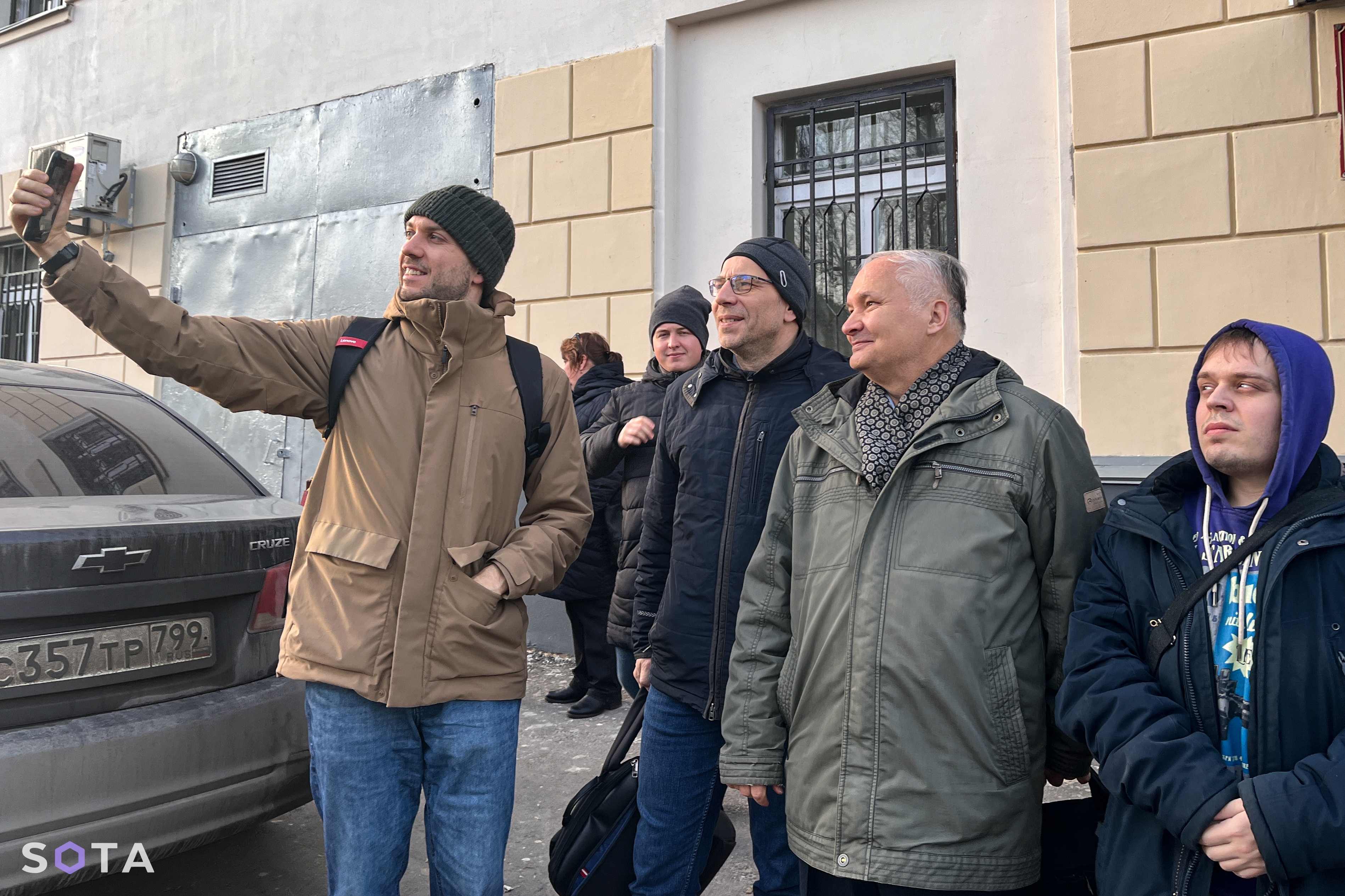 Андрей Суздальцев с груррой поддержки после отменённого заседания суда, декабрь 2024
SOTA