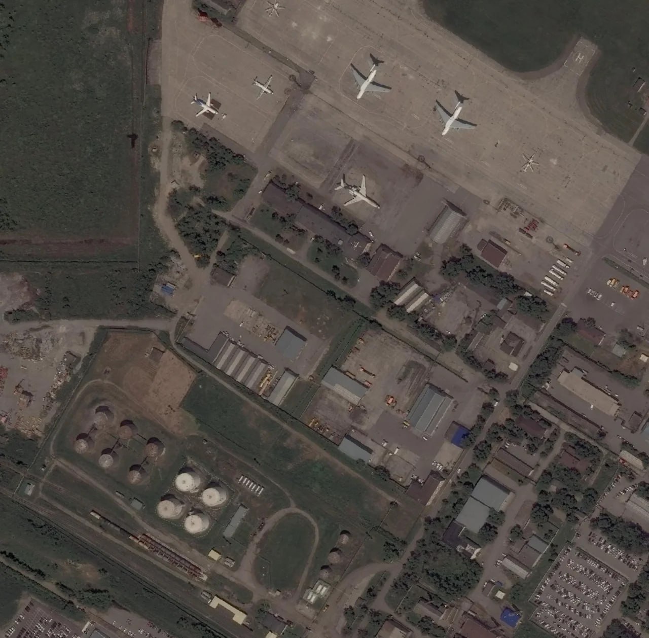 Обложка статьи Россия прячет военные самолеты в гражданских аэропортах – украинское издание New Voice