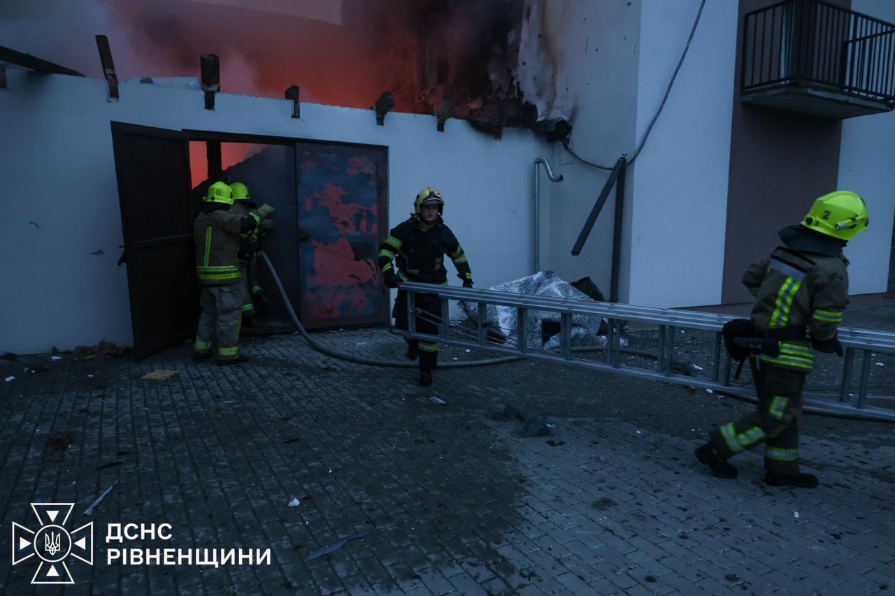 Обложка статьи Минобороны отчиталось об ударе по «Новой почте» в Ровно, заявив, что там хранились товары двойного назначения. Летом Украина этим же оправдывала атаки на склады «Вайлдберриз»