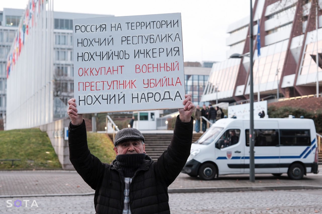 Обложка статьи Пока в ПАСЕ заседали российские оппозиционеры, перед его зданием проходил пикет чеченца Исы Ахъядова
