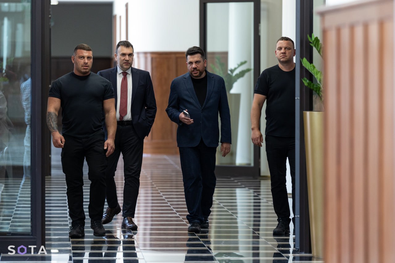 Леонид Волков с телохранителями в суде. Фото: Руслан Терехов / SOTA