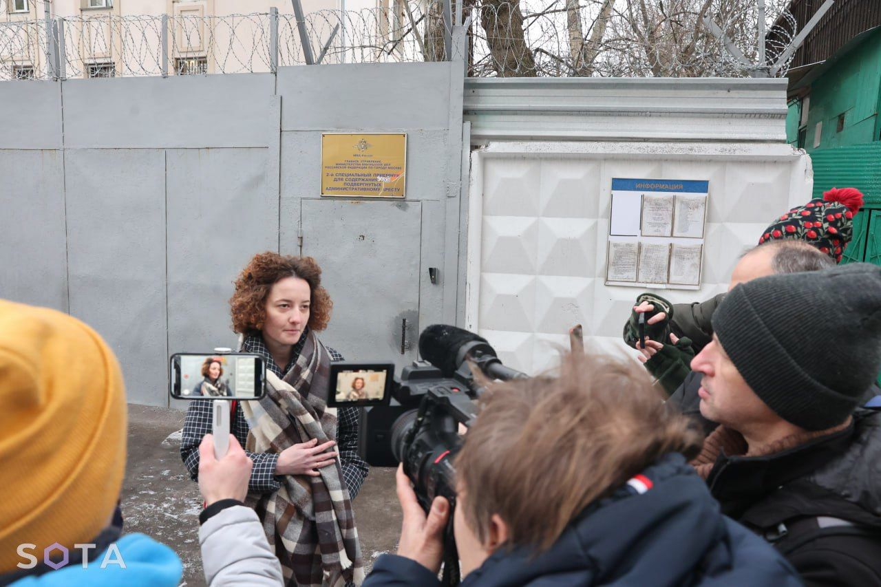 Екатерина Вареник на выходе из спецприемника. Фото: Snusmumriken / SOTA