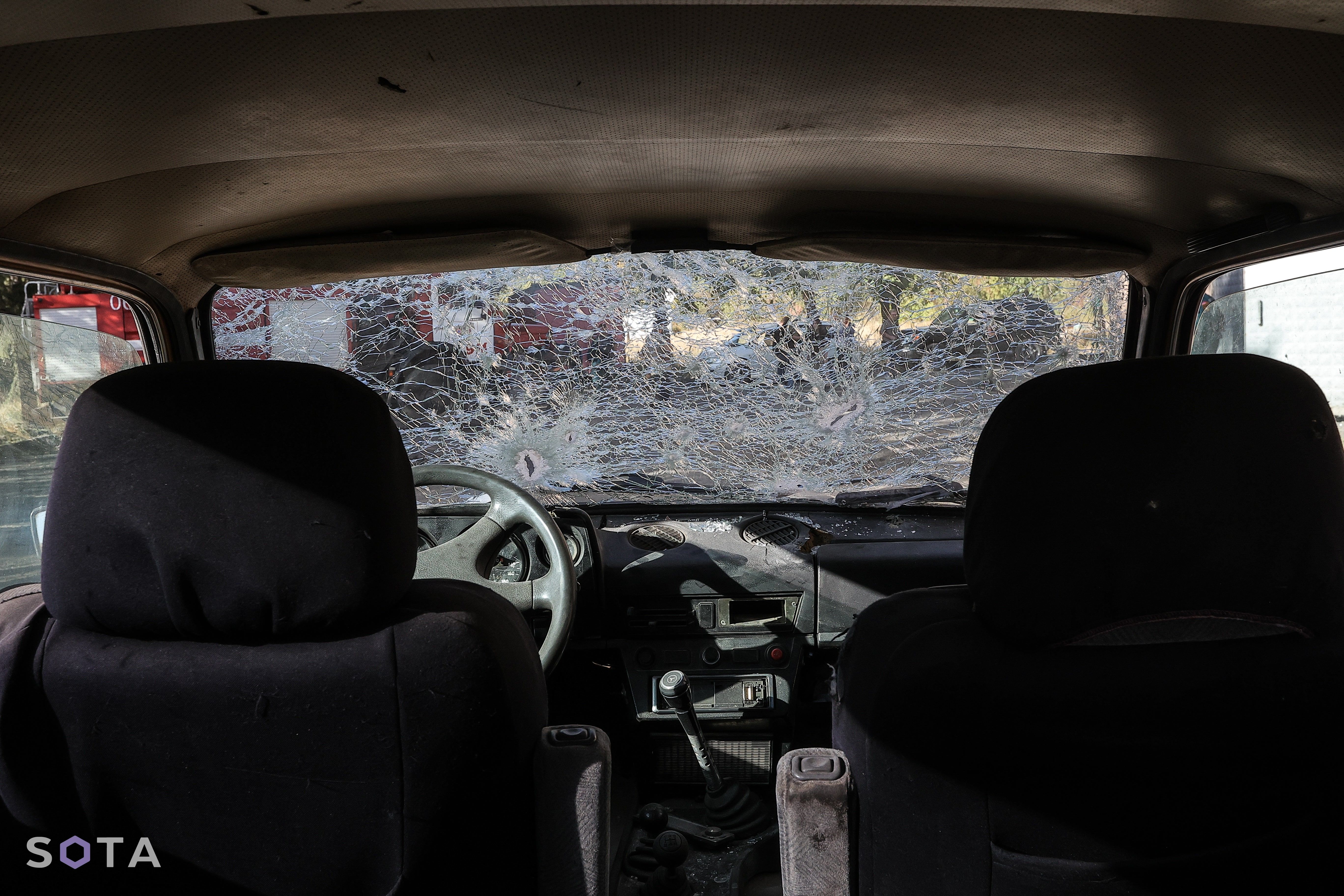 Последствия обстрела. Машина стояла около пожарной станции города.
Василий Крестьянинов / SOTA