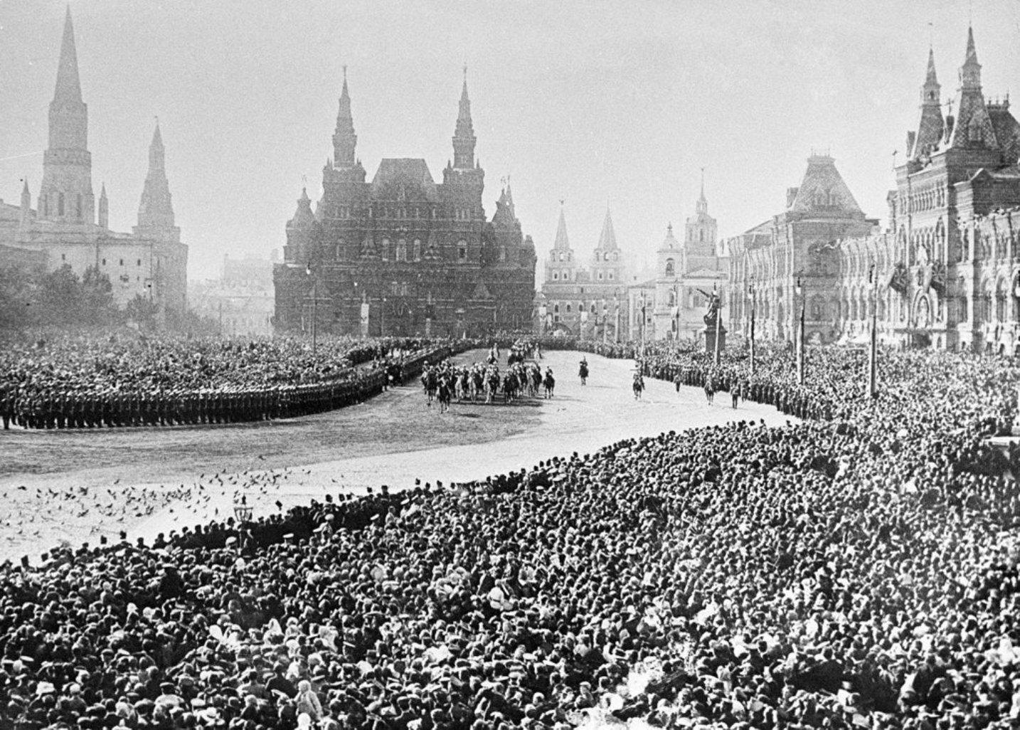 Церемония приветствия российского императора Николая II на Красной площади во время празднования 300-летия Дома Романовых. 1913 год.