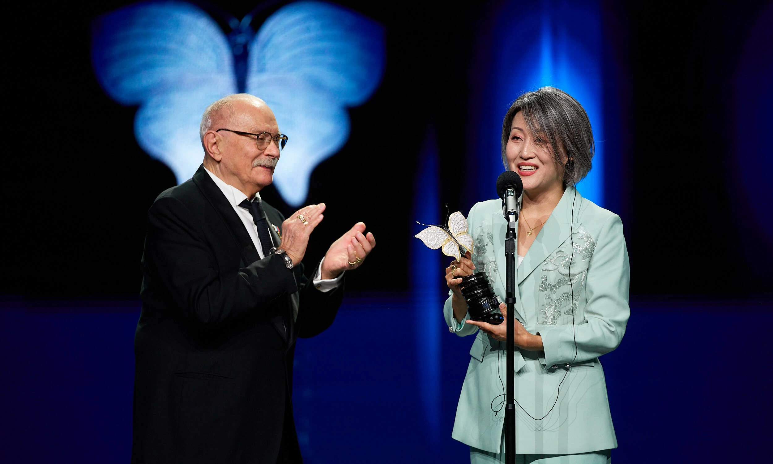 Вручение главного приза премии «Бриллиантовая бабочка» за китайскую мелодраму&nbsp;«Против течения»
Фото:&nbsp;vedomosti.ru