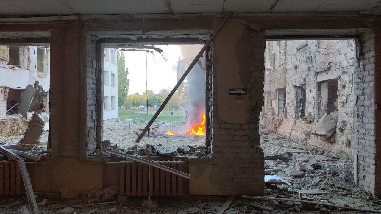 Обложка статьи Российские КАБы ударили по школе в Сумах во время занятий
