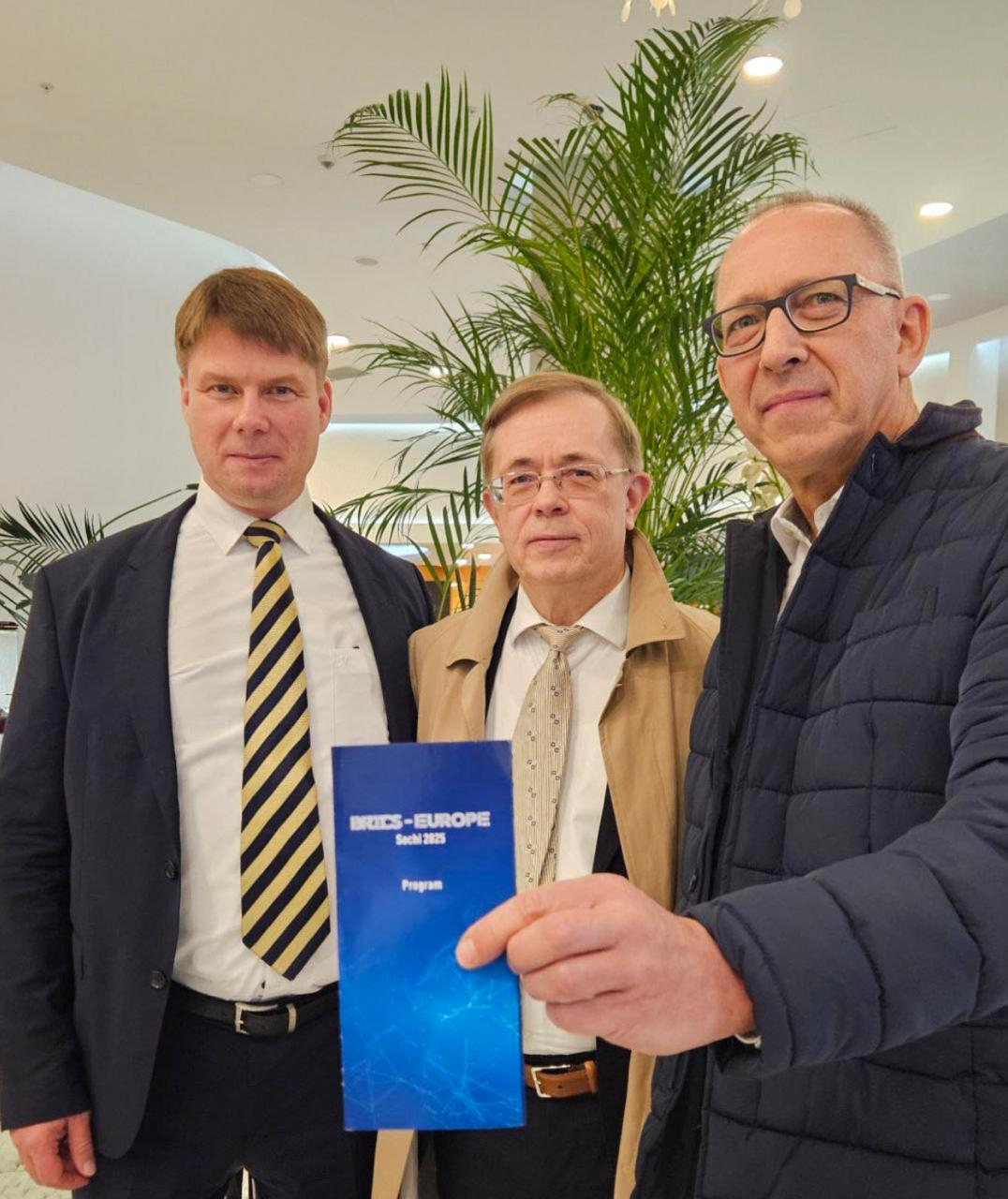 Обложка статьи Депутаты АдГ прибыли в Сочи на форум «БРИКС — Европа» несмотря на давление партии