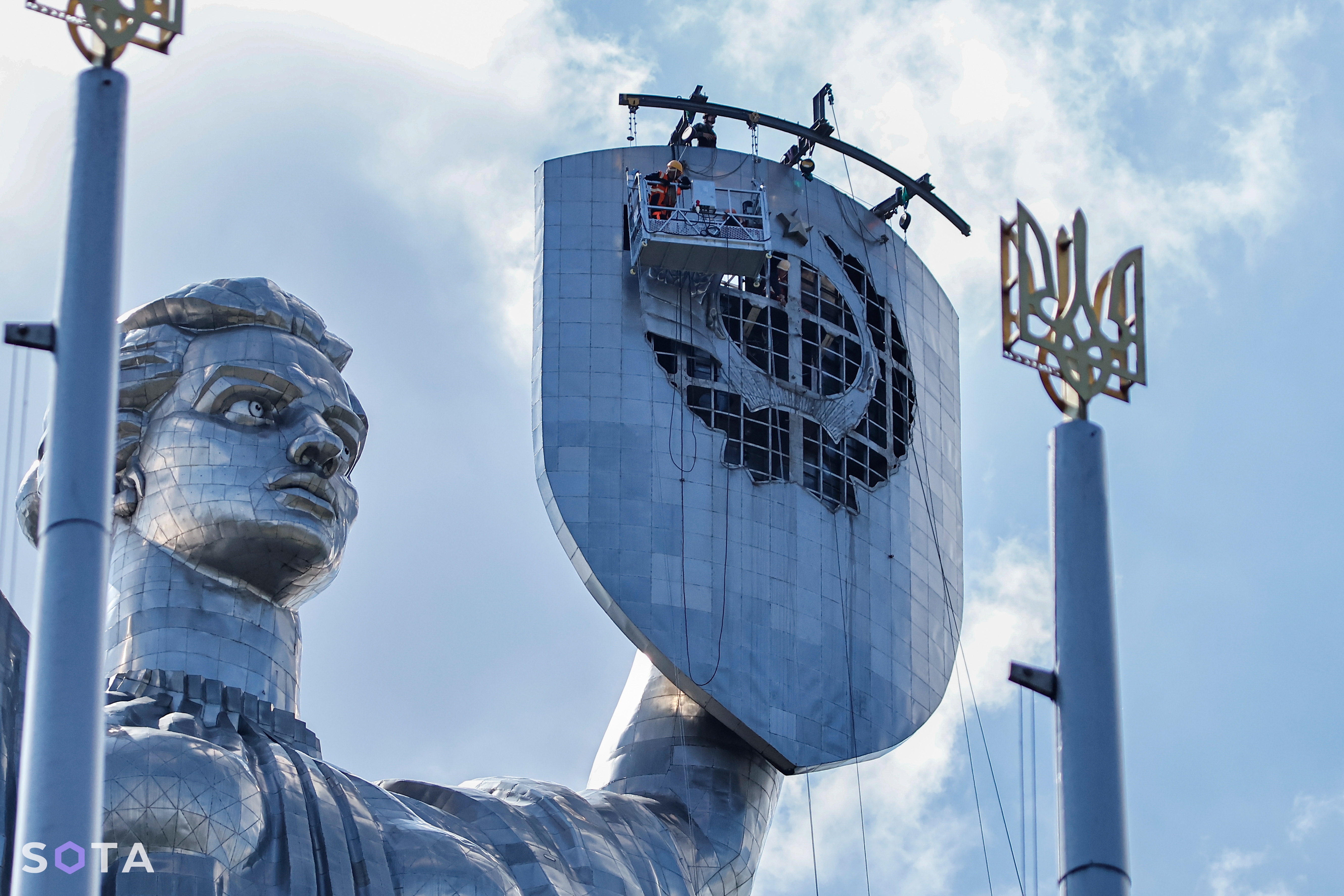 Замена герба СССР на украинский трезубец на статуе Родины-Матери в Киеве