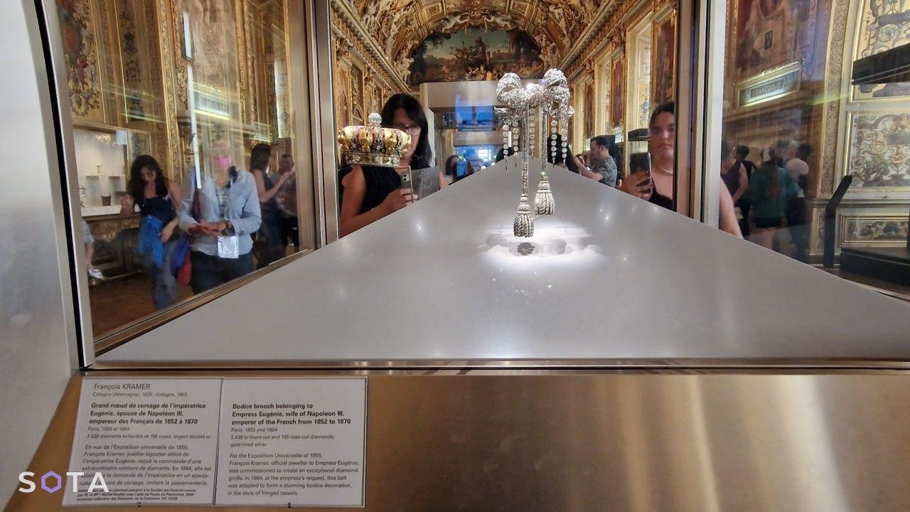 Обложка статьи В Париже задержали ещё четырёх фигурантов дела о краже драгоценностей из Лувра