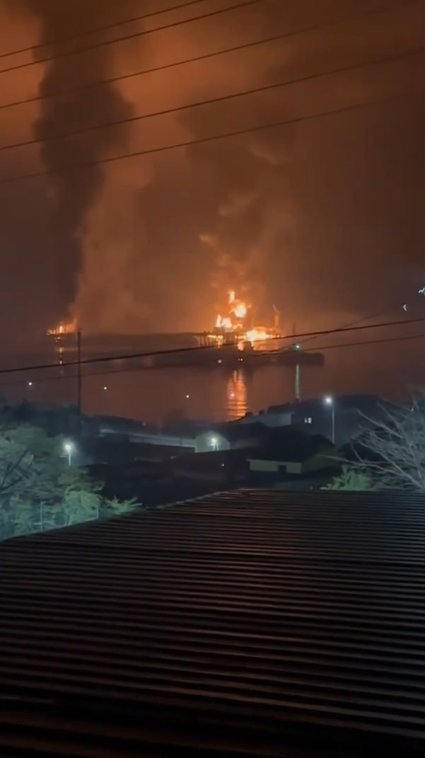 Обложка статьи 8 жителей Новороссийска пострадали в результате беспилотной атаки, целью которой, предположительно, являлся нефтеналивной терминал