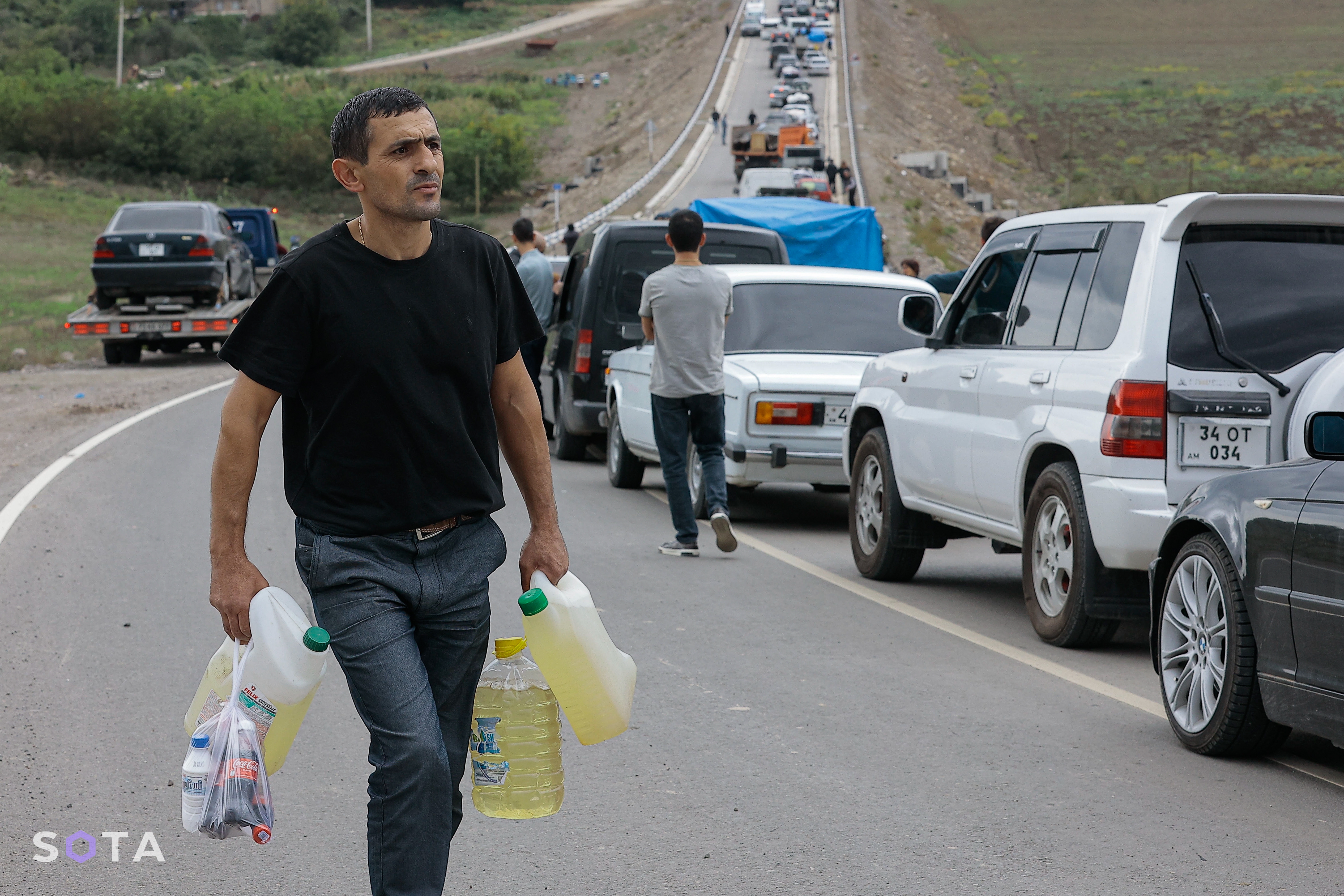 Беженец несет бензин для своего автомобиля возле первого гум лагеря после Лачинского коридора, в селе Корнидзор
Алексей Молчалин / SOTA