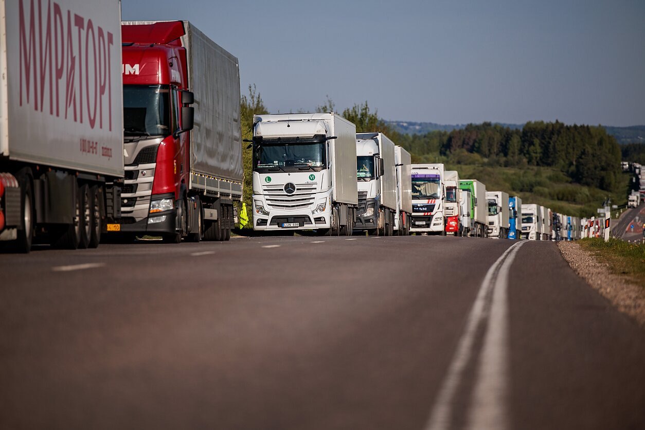 Обложка статьи Литва попросила Еврокомиссию помочь вернуть застрявшие в Беларуси грузовики и ввести санкции за переброс контрабанды