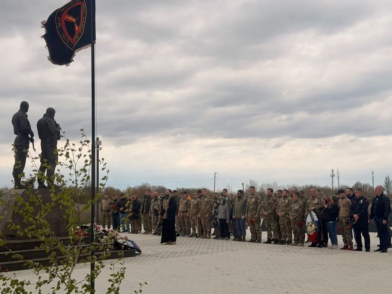 Обложка статьи У памятника Пригожину и Уткину читали молитву в честь 12-летия с основания ЧВК «Вагнер»